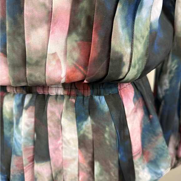 White House Black Market Multicolor pleated top with tie size small - Picture 7 of 9